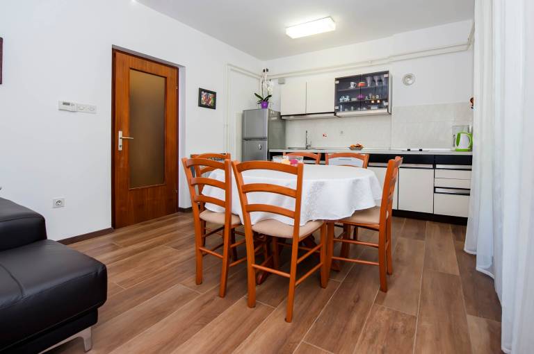 Holiday apartment with garden — photo 5