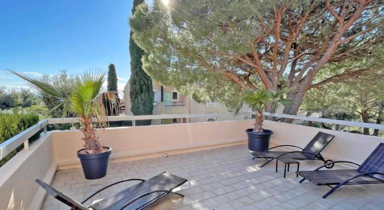 Holiday apartment with garden, barbecue & pool in Sainte-Maxime
