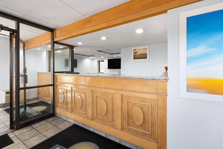 Days Inn by Wyndham Charlotte University — photo 2