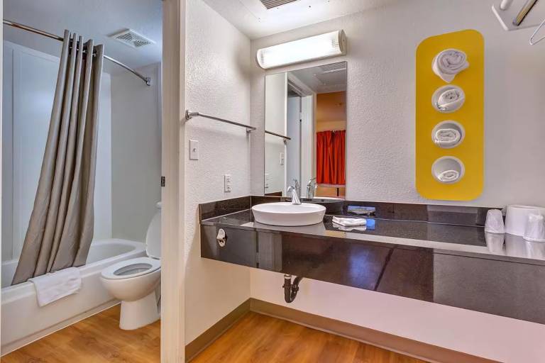Super 8 by Wyndham Santa Rosa North — photo 4