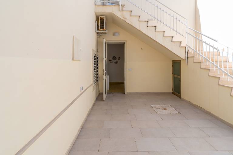 Rental apartment with terrace | City view — photo 3