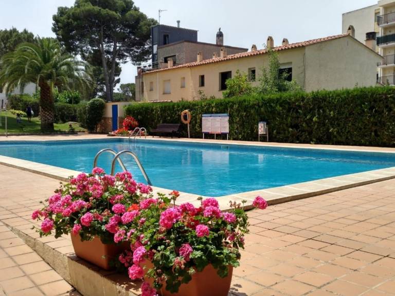Rental apartment with yard, terrace & pool | Mountain view in L'Escala