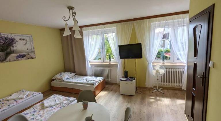 Holiday apartment with terrace, barbeque & yard — photo 2