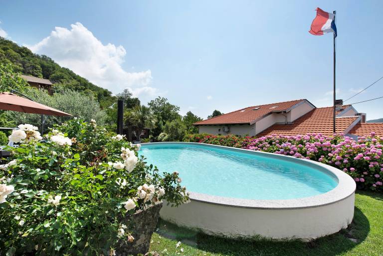 Villa "Barcollo House - Piscina nel Verde" with Sea View, Pool & Wi-Fi in Savona