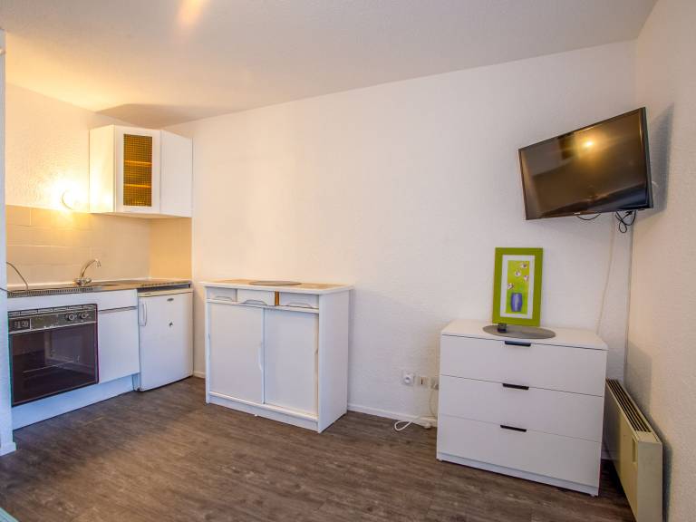 Apartment with yard — photo 4