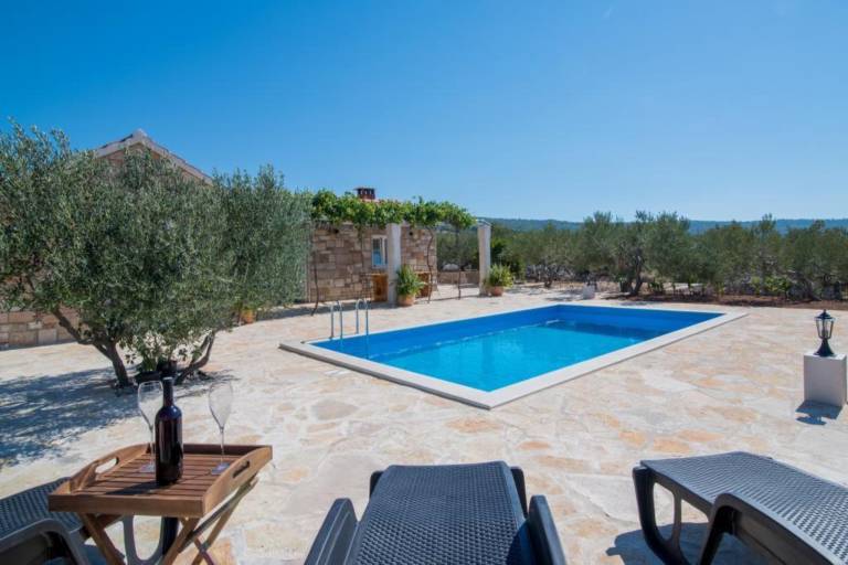 Fully equipped villa with yard, pool & barbeque | Sea view | Pet-friendly — photo 4