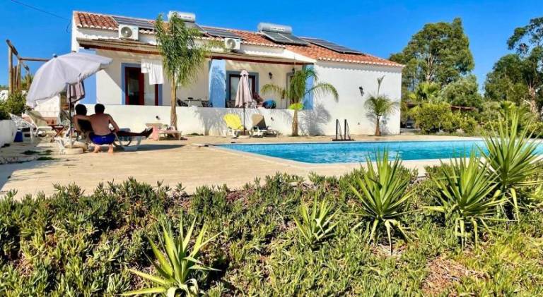 Rental apartment with patio, pool & garden in Beja
