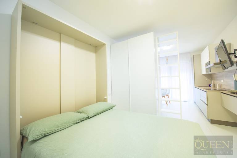 Holiday apartment with yard | Next to Two Towers | Garden view — photo 4