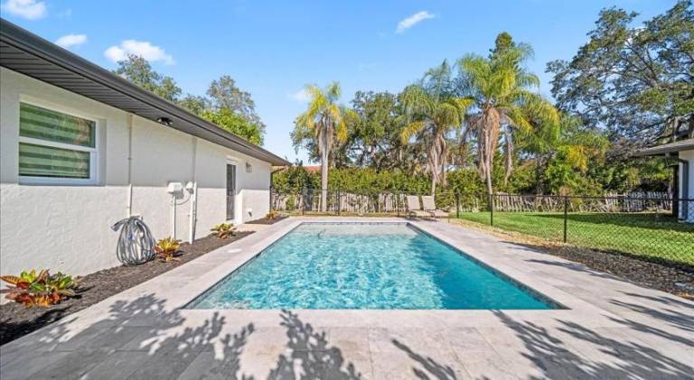 House with pool — photo 4