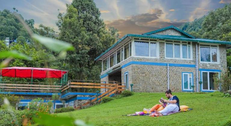 SaffronStays Kasauli Estate Royalty - 5BR Heritage Home with Lawn in Solan