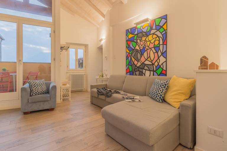 Rental apartment with patio in Varenna