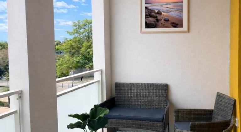 Apartment with patio — photo 5