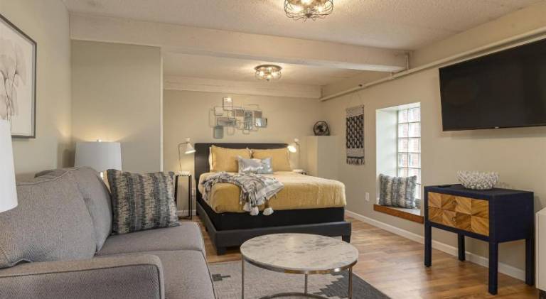 Stylish Queen Suite Near SIU Carbondale — photo 2