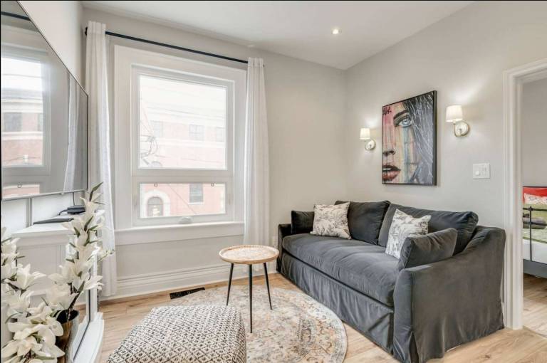 Casa Hotel Chic Suite w Fireplace Leslieville