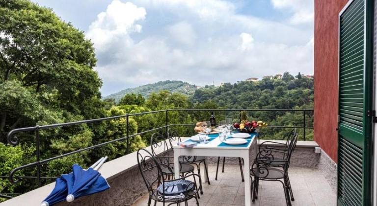Rental apartment with yard & terrace in Camogli