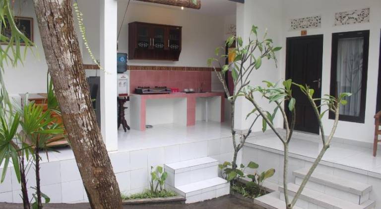 Vacation home with yard & terrace — photo 3