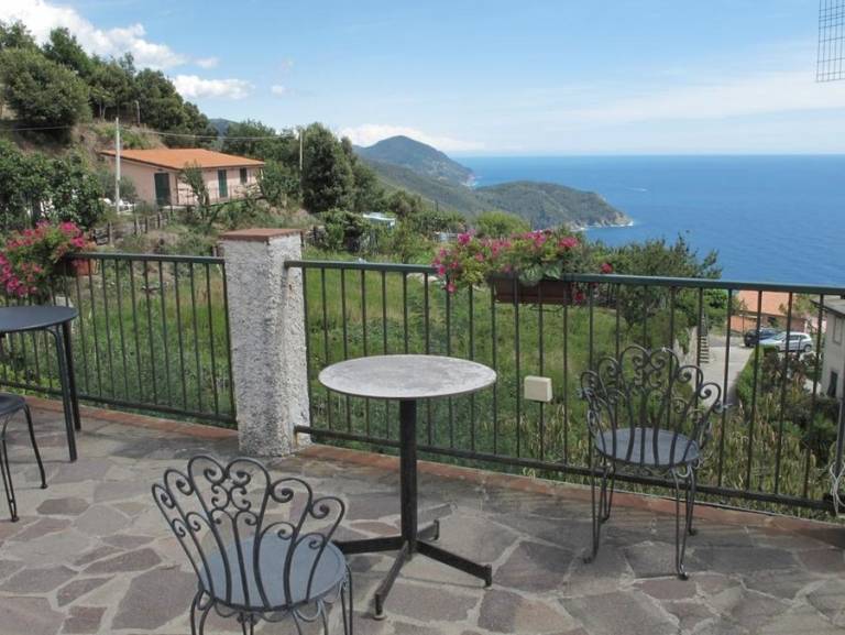 La Foce del Prato: Camera matrimoniale vista mare con bagno privato esterno alla camera — photo 2