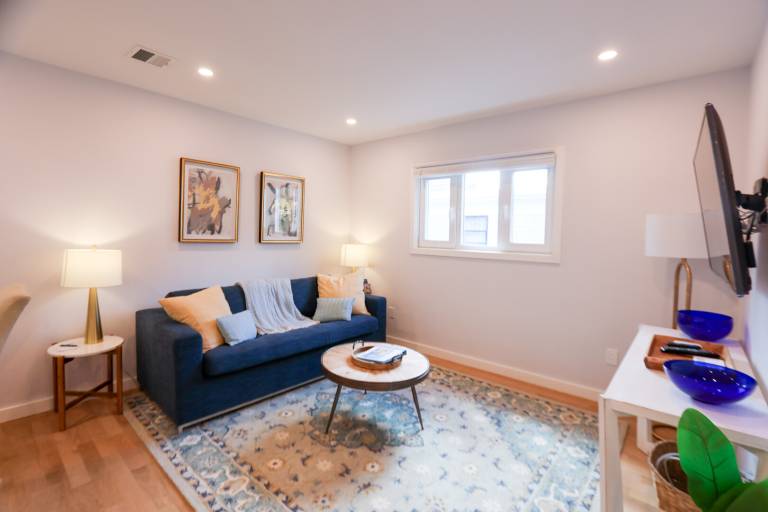 THO752 Modern 2BR/2BA Gem near MIT Central Cambridge — photo 2