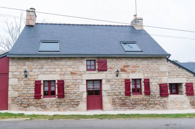 Gite with barbecue, patio & yard in Pontivy
