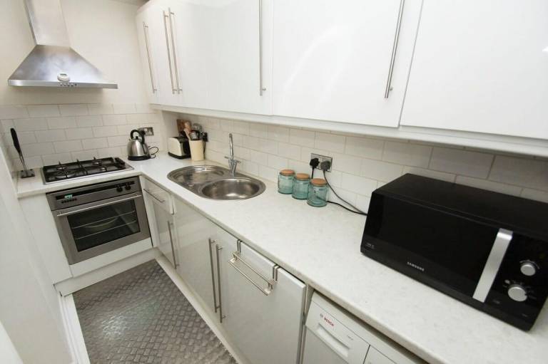 Vacation home with terrace | Close to Brighton Palace Pier | Good for workation — photo 5