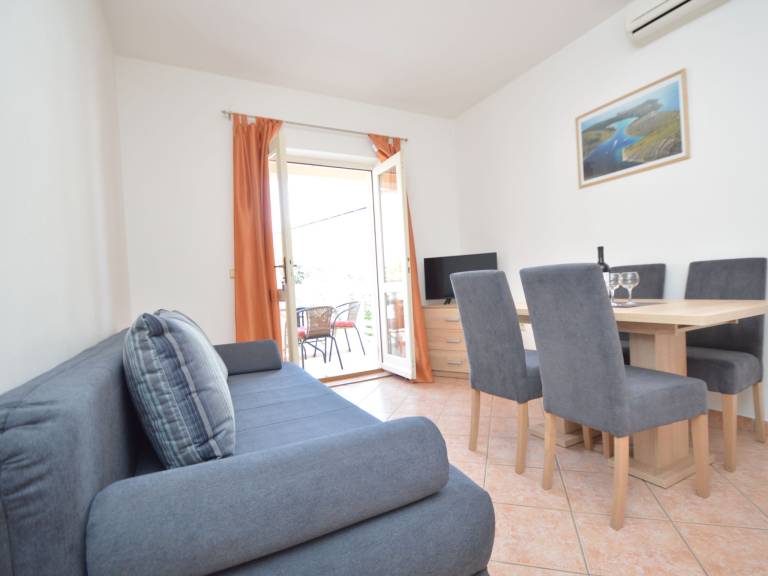 Holiday apartment with yard, terrace & BBQ — photo 3