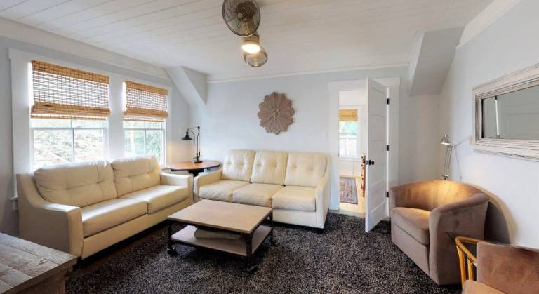 1920 Lovingly Renovated3 KINGS - 2 Block Stroll to Historic DT - Beach just — photo 2