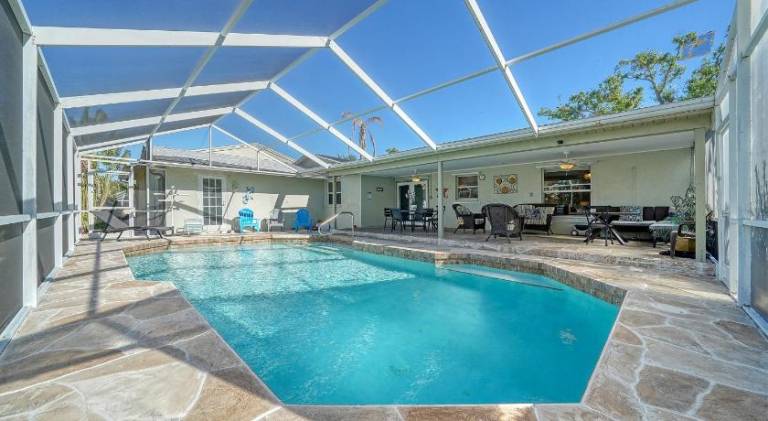 Vacation home with pool | Pets allowed in Sarasota, FL