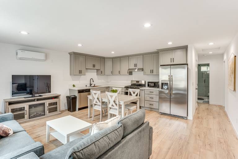 2 Mi to Ocean Sleek & Modern Gem in Long Beach