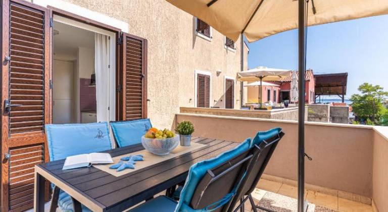 Apartment with patio — photo 4