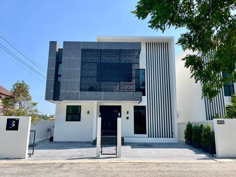 Villa with pool & barbecue in Chonburi