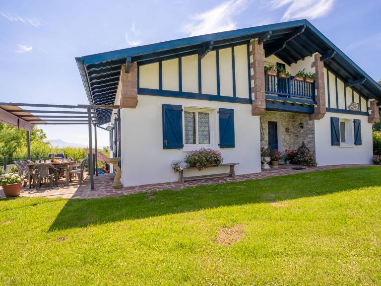 Fully equipped spacious vacation home with private pool, garden & patio | Mountain view | Dogs allowed — photo 5