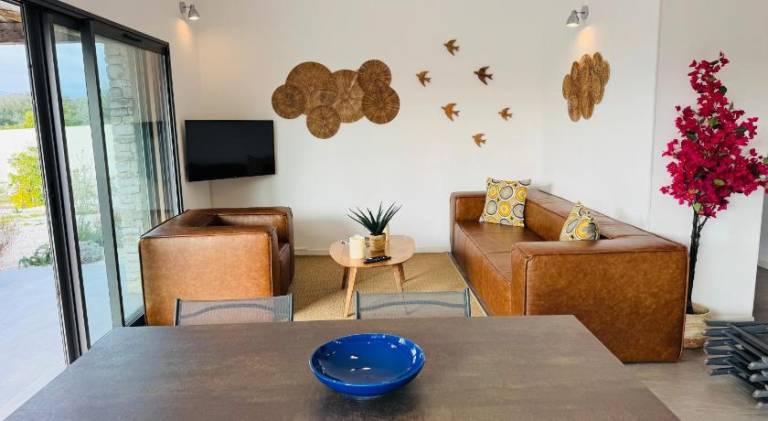 Villa with private pool & patio | Pet-friendly — photo 4