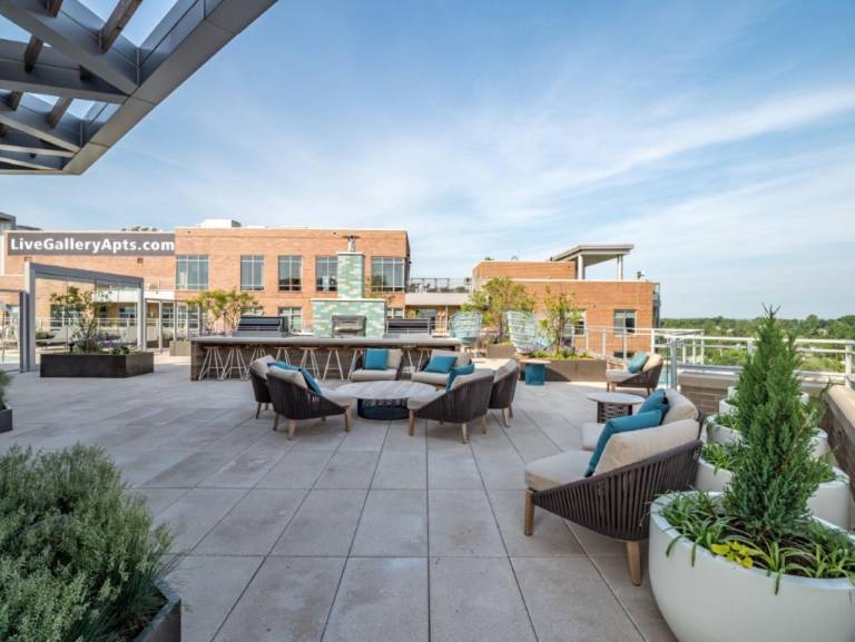 Apartment with pool, patio & grill — photo 4