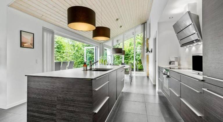 Spacious vacation home with barbeque, jacuzzi & terrace | Pets are welcome — photo 2