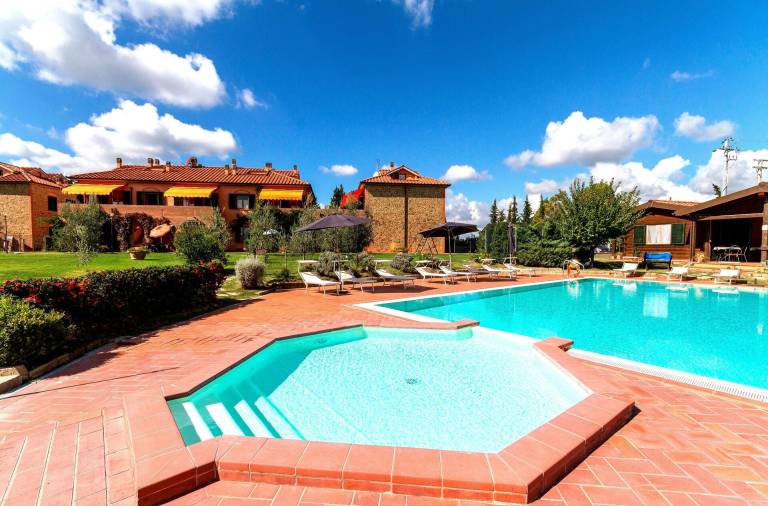 Resort with terrace, BBQ & pool | Panoramic view — photo 3