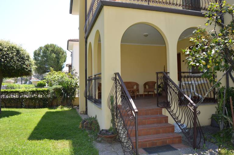 Holiday apartment with garden & patio — photo 2