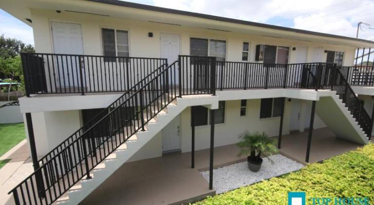 251 Airport/Top House Apartments in Miami, FL