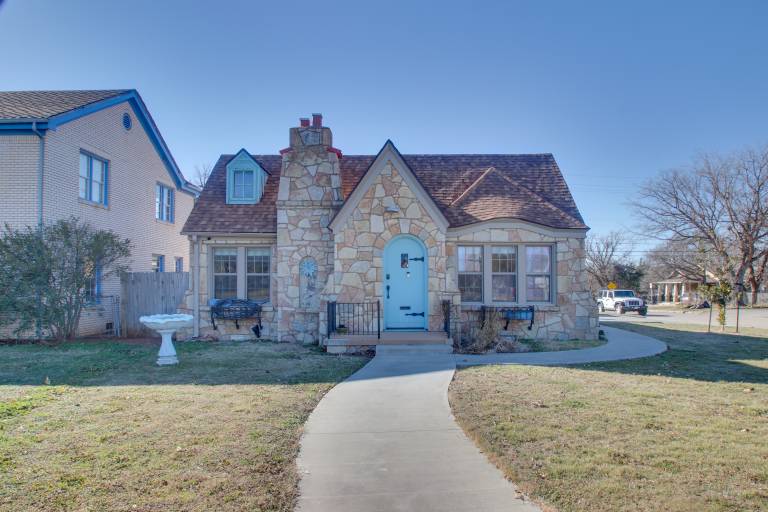 Cottage  Lawton