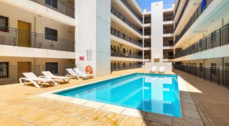 Center location, AC, swimming pool, and parking — photo 2