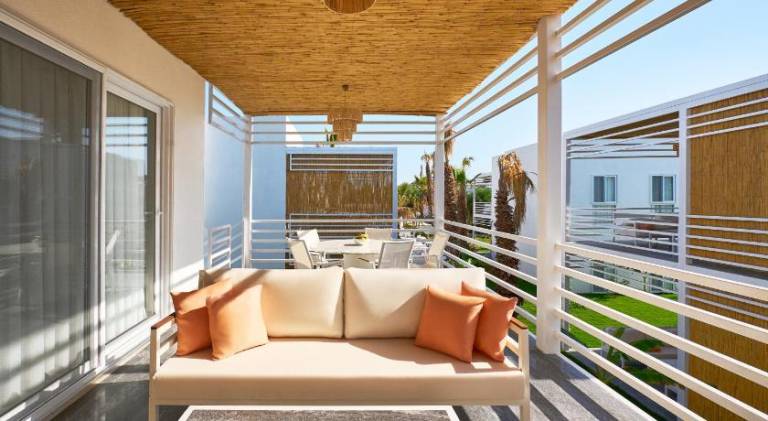 Rental apartment with patio, pool & yard — photo 4