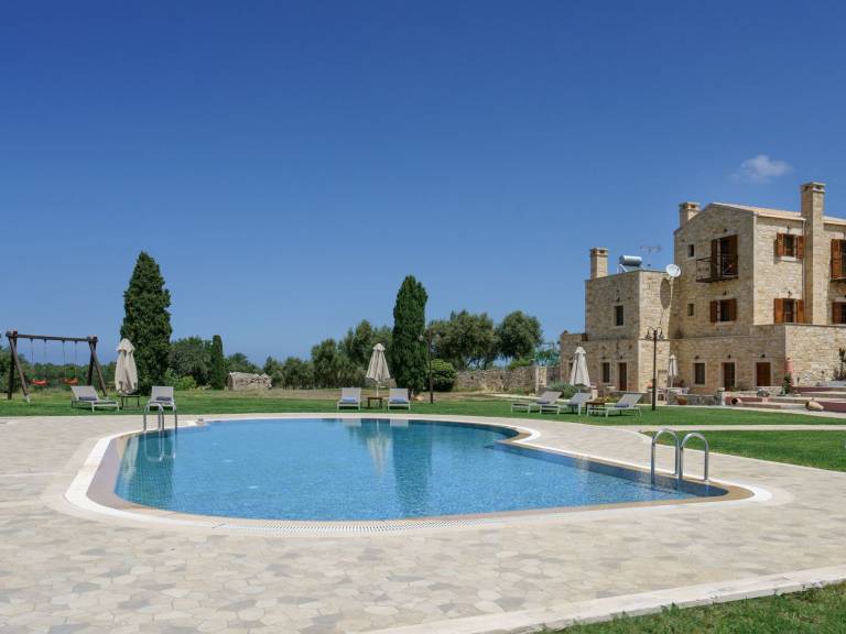House with yard, barbeque & private pool in Rethymno