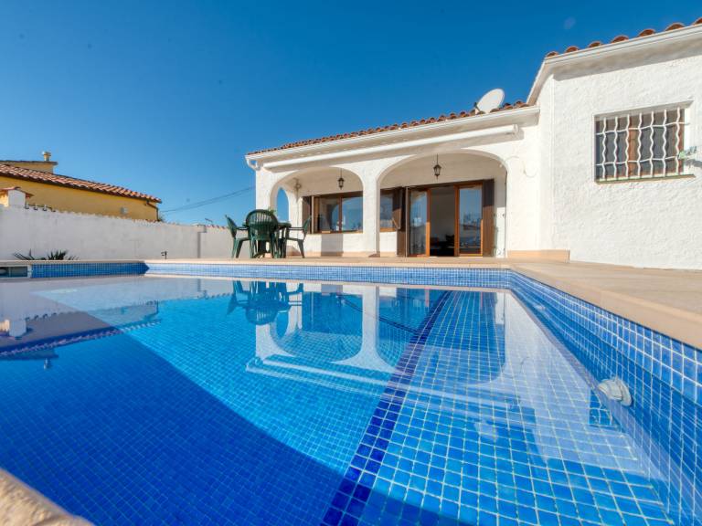 Ferienhaus mit Pool in Empuriabrava, Costa Brava für max. 4 Personen