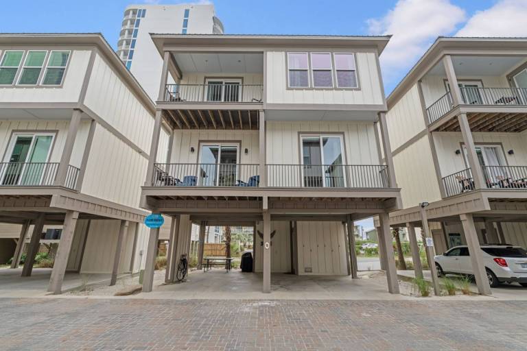 Vacation home with pool & grill | Water view — photo 4