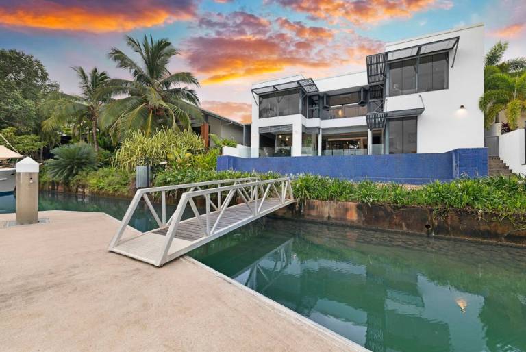 ZenLux Waterfront Mansion Infinity Pool Cinema