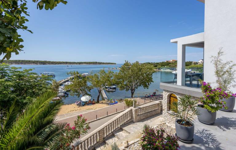 Seaside Bliss: Your Cozy Villa Getaway on Rab Island — photo 5