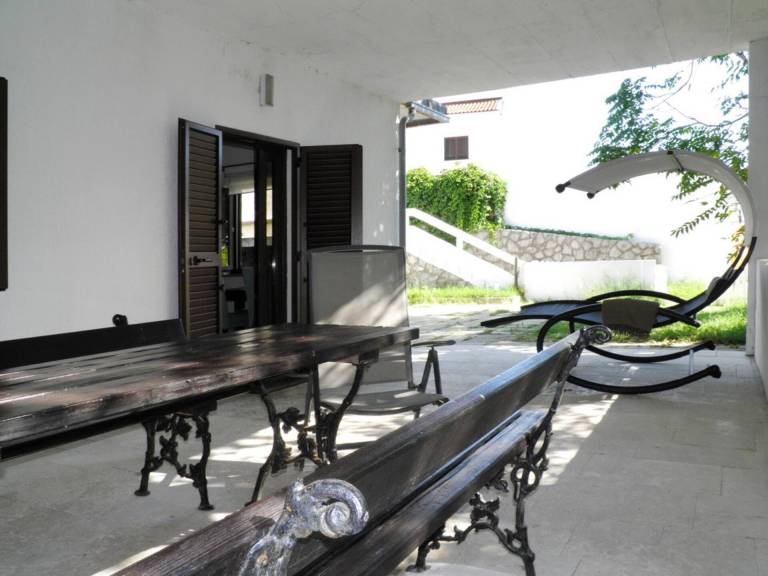 Fully equipped rental apartment with patio & barbeque | Next to the beach | Pet-friendly — photo 3