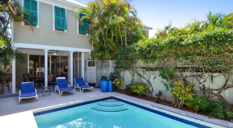 Tropical Dreaming by AvantStay 4 BLKS to Beach Private Pool in Key West, FL