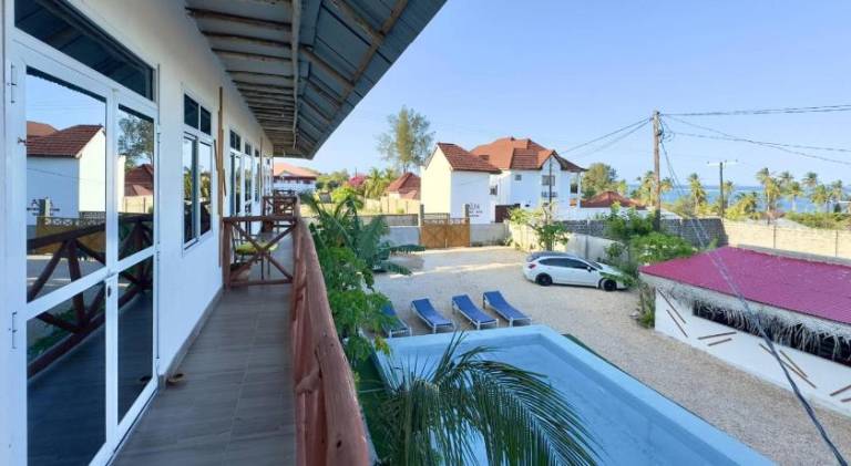Charming lodge with pool, garden & patio | Next to the beach | Pet-friendly — photo 4