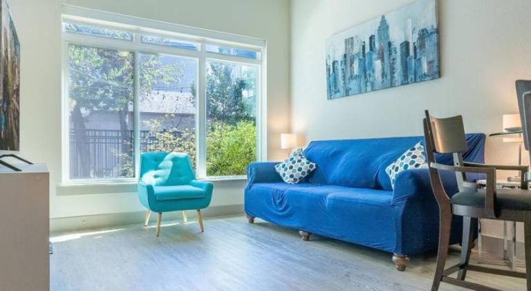 Beautiful RiverWalk Apt with Full Amenities, King Bed & Free Parking — photo 2