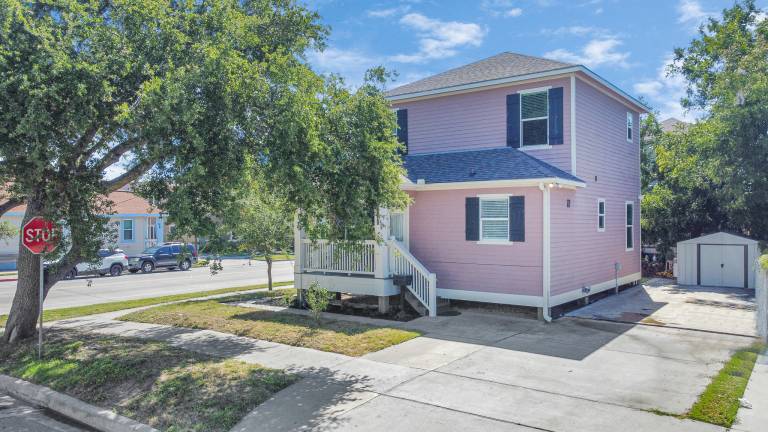 Summer Bliss 3BR Home, Walk to Beach • Master Suite • Sleeps 9 — photo 5
